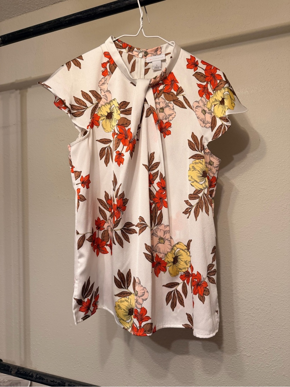 Liz Claiborne Cream Floral Keyhole Flutter-Sleeve Top